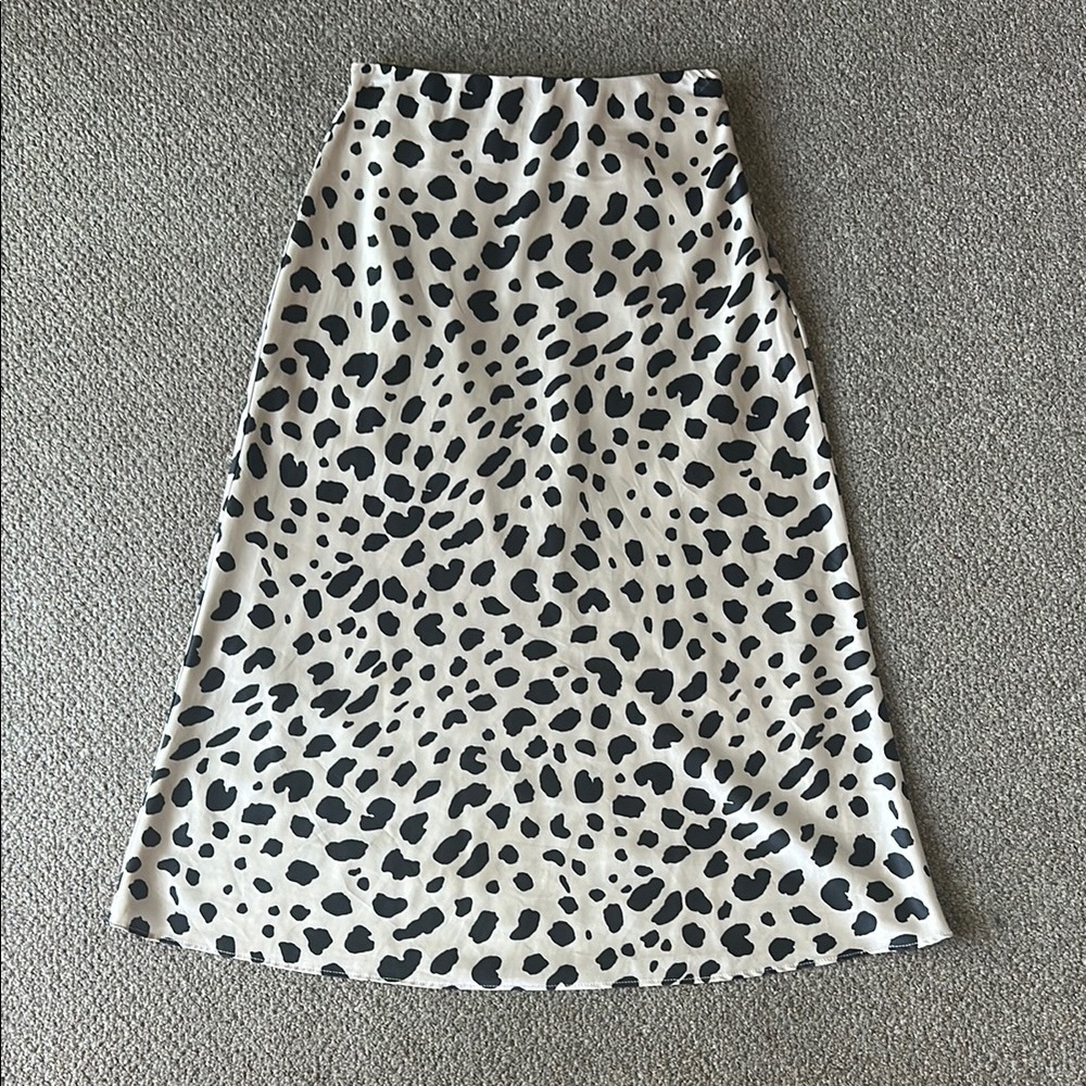 Essue Black and White A-Line Midi Skirt